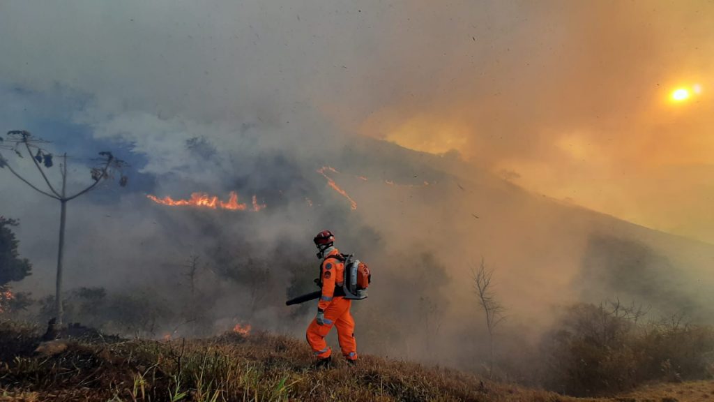incendio 2 Bombeiros de SL combatem grande número de incêndios na região