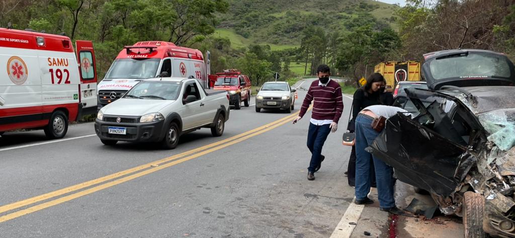 acidente fox 3 Acidente com veículo de passeio na BR 267 deixa feridos