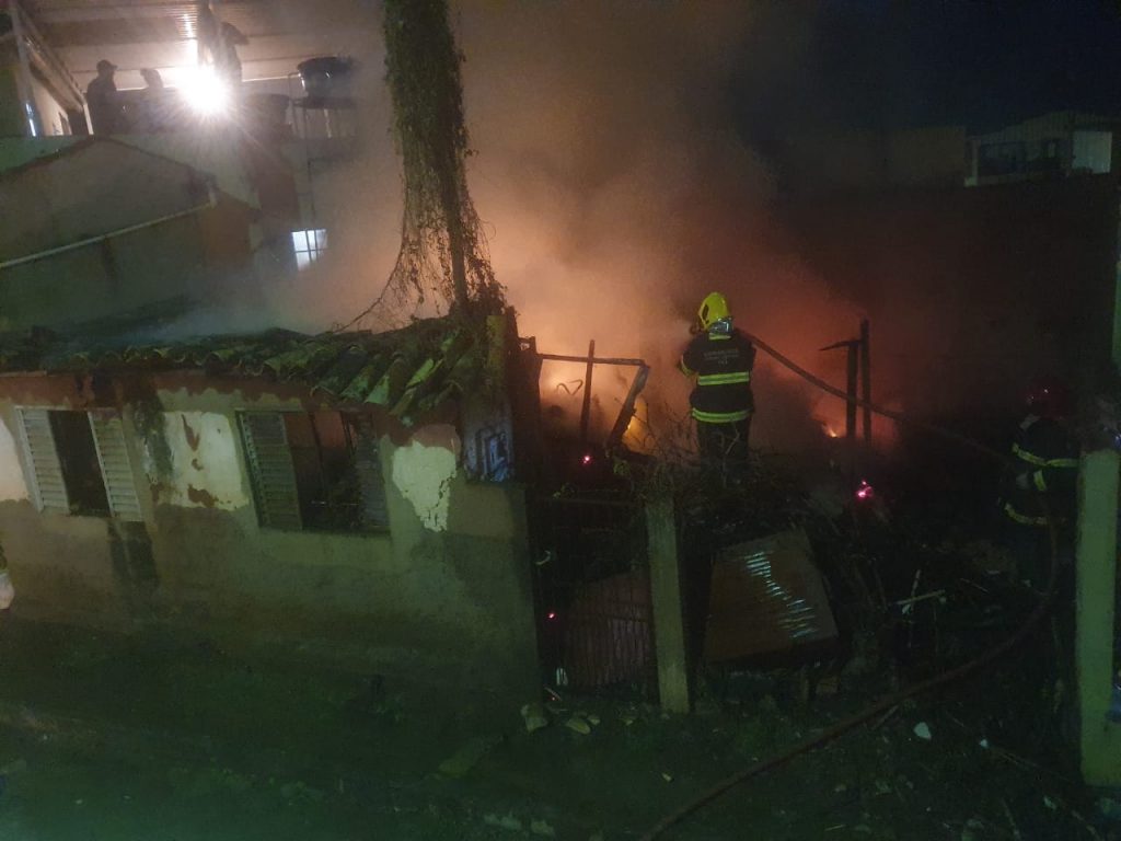 fogo 2 Casa pega fogo em Baependi