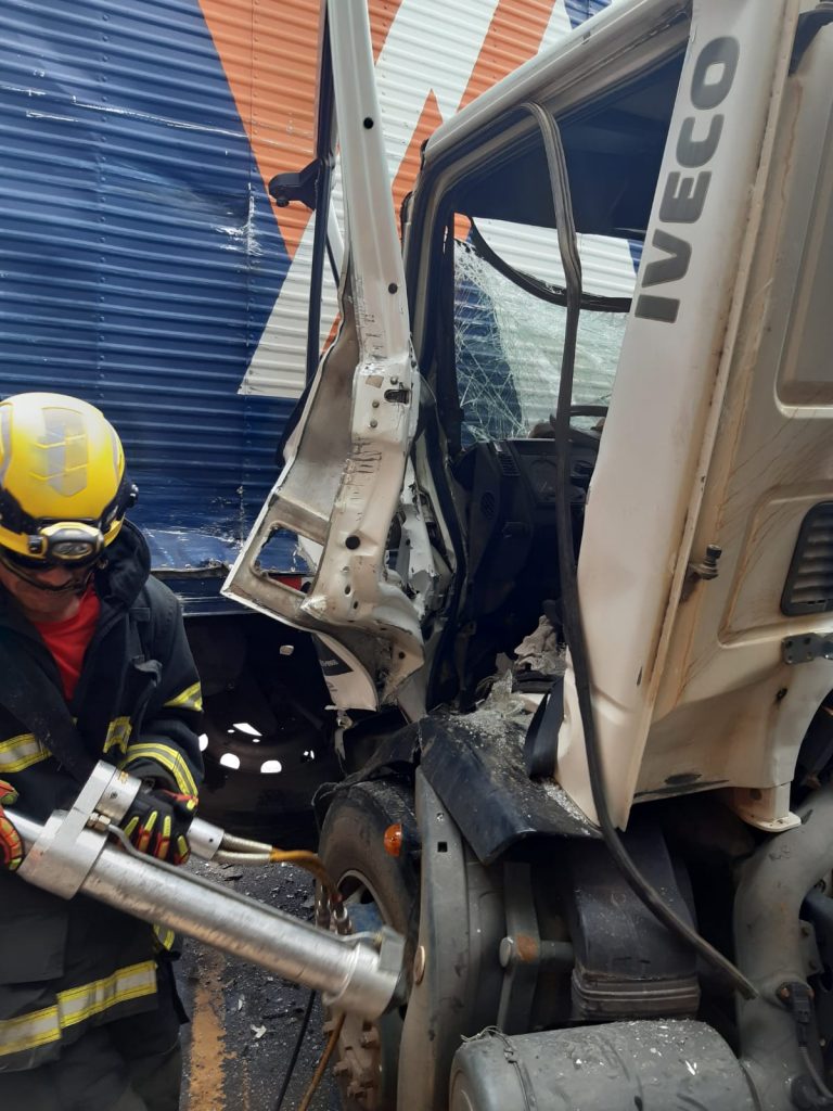 armazem 1 Acidente entre caminhão e carreta fecha BR-460