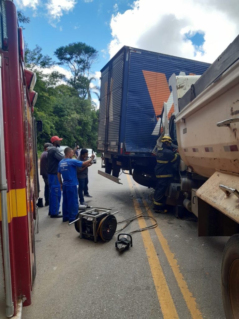 armazem 2 Acidente entre caminhão e carreta fecha BR-460