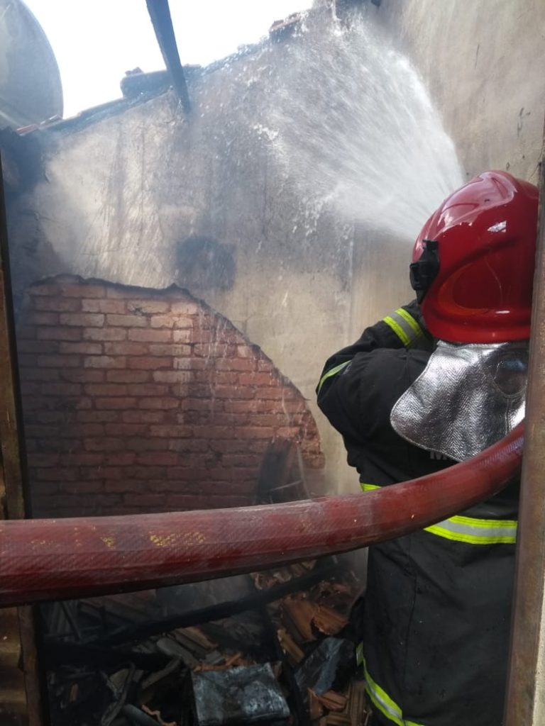 bom 3 Bombeiros combatem incêndio em residência no bairro Carioca em SL