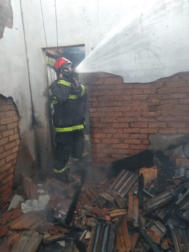 bomb 2 Bombeiros combatem incêndio em residência no bairro Carioca em SL