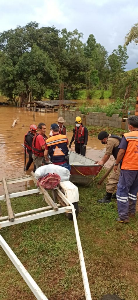 resgate Chuvas dos últimos dias em São Lourenço e região elevaram o nível do Rio Verde e afluentes