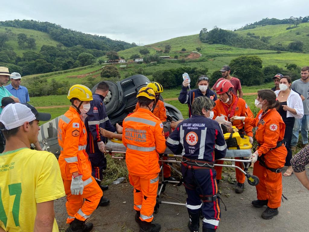 WhatsApp Image 2022 02 20 at 17.34.08 2 Corpo de Bombeiros atende capotamento de carreta nas margens da BR 267 em Carvalhos