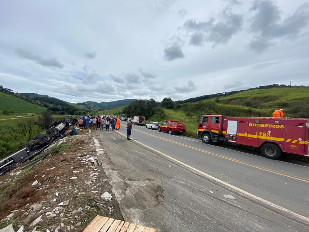 WhatsApp Image 2022 02 20 at 17.34.08 Corpo de Bombeiros atende capotamento de carreta nas margens da BR 267 em Carvalhos