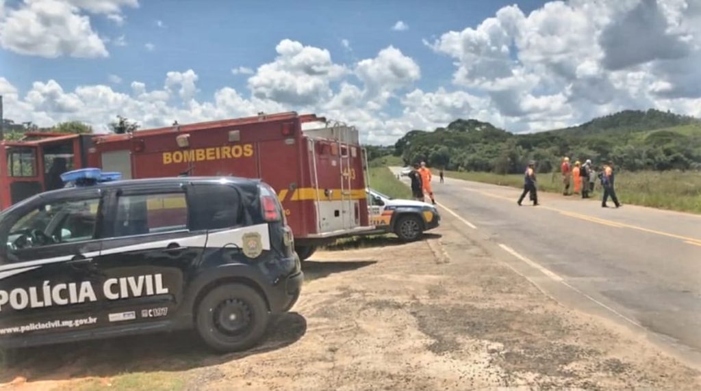 WhatsApp Image 2022 02 24 at 15.09.47 1 Corpo de Bombeiros Militar atende colisão entre automóvel e carreta em Soledade de Minas