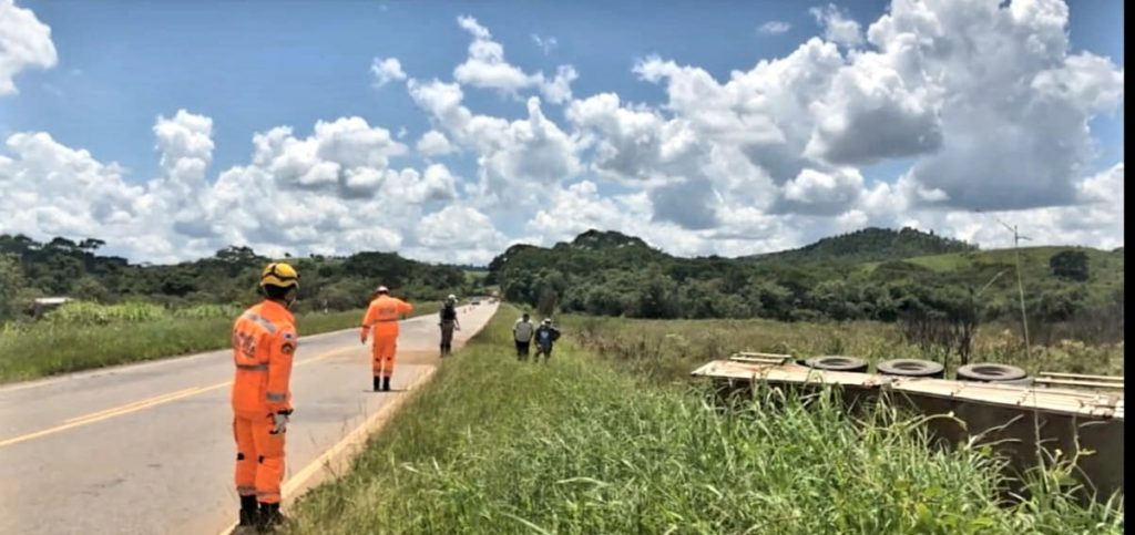 Corpo de Bombeiros Militar atende colisão entre automóvel e carreta em Soledade de Minas 1 WhatsApp Image 2022 02 24 at 15.09.47 Corpo de Bombeiros Militar atende colisão entre automóvel e carreta em Soledade de Minas