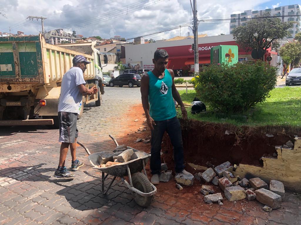 WhatsApp Image 2022 04 06 at 07.10.51 Obras no canteiro ao lado da praça da Federal em São Lourenço complicam o trânsito