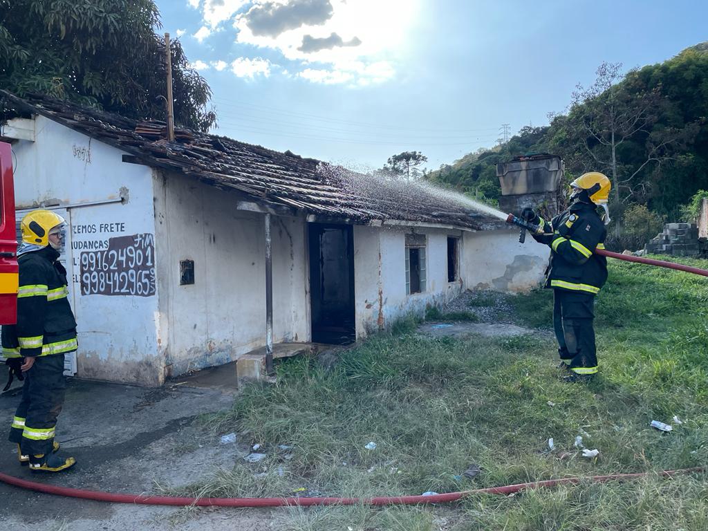 WhatsApp Image 2022 04 29 at 18.28.17 Corpo de Bombeiros atende incêndio em residência no bairro Nossa Senhora de Lourdes