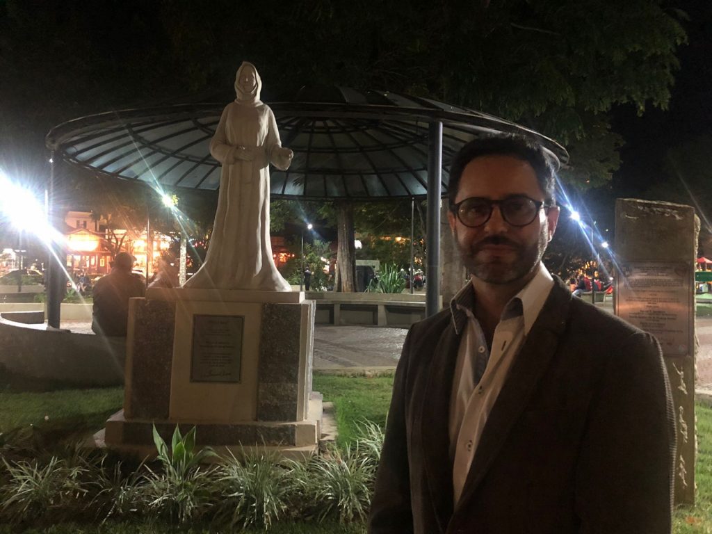 leandro Escultura de Nhá Chica é inaugurada na Praça João Lage