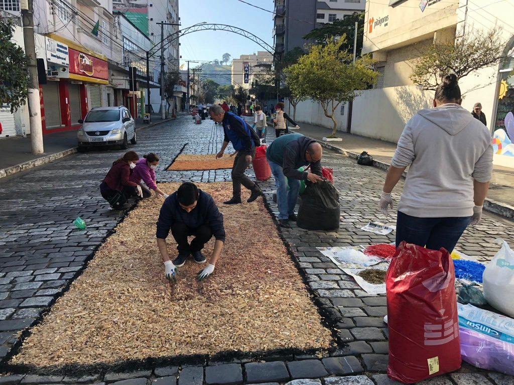 corpus Confecção de tapetes de Corpus Christi estão a pleno vapor em SL