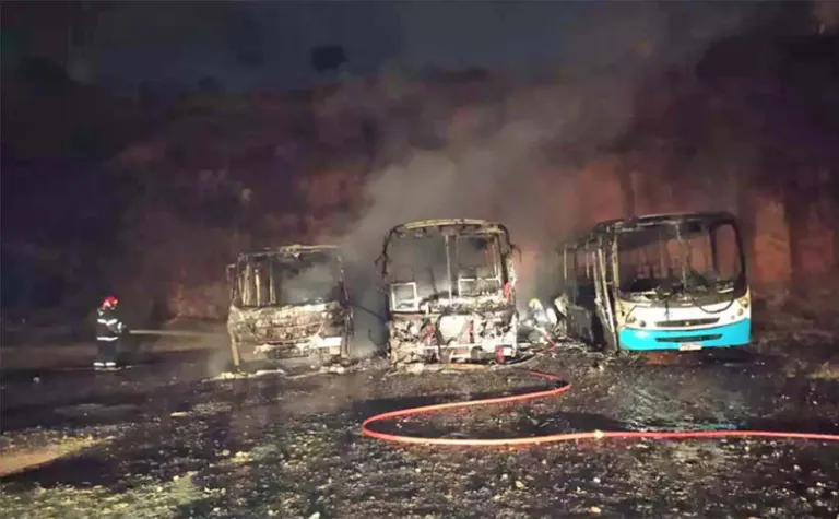 image 2 Incêndio na garagem de ônibus em Itajubá