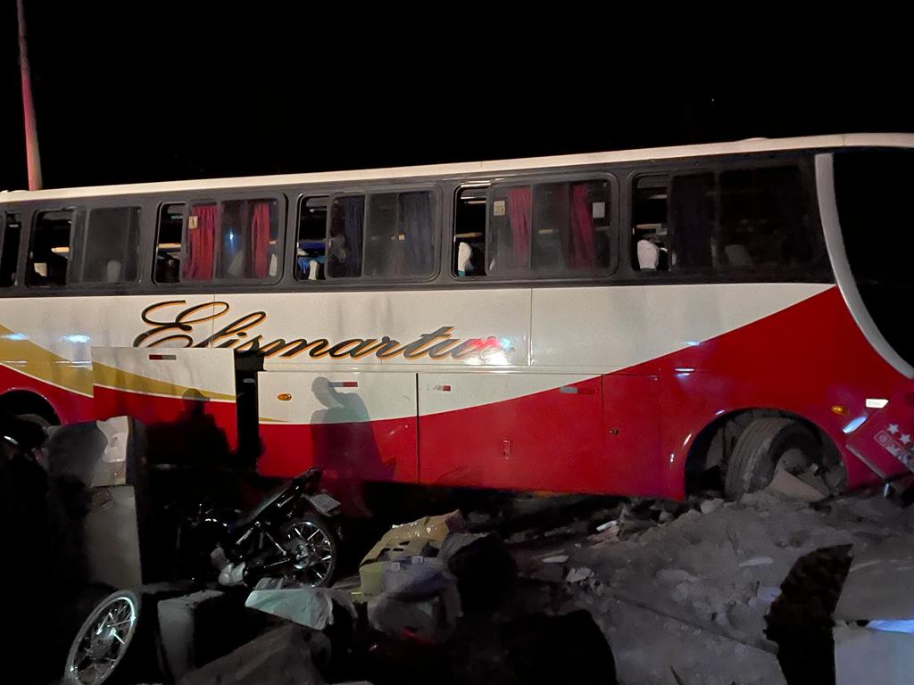 ac 1 1 Ônibus perde o controle e invade residência em Cristina