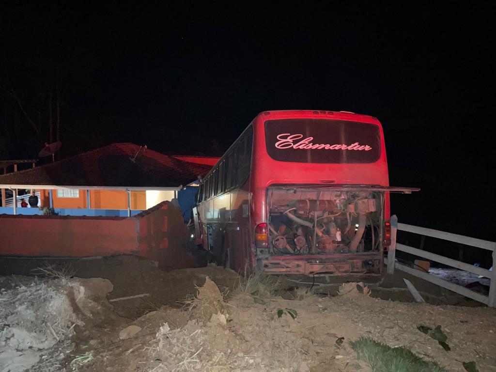 ac3 Ônibus perde o controle e invade residência em Cristina