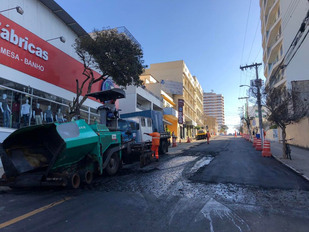 aj Asfalto chega a Rua Antônio Junqueira de Souza