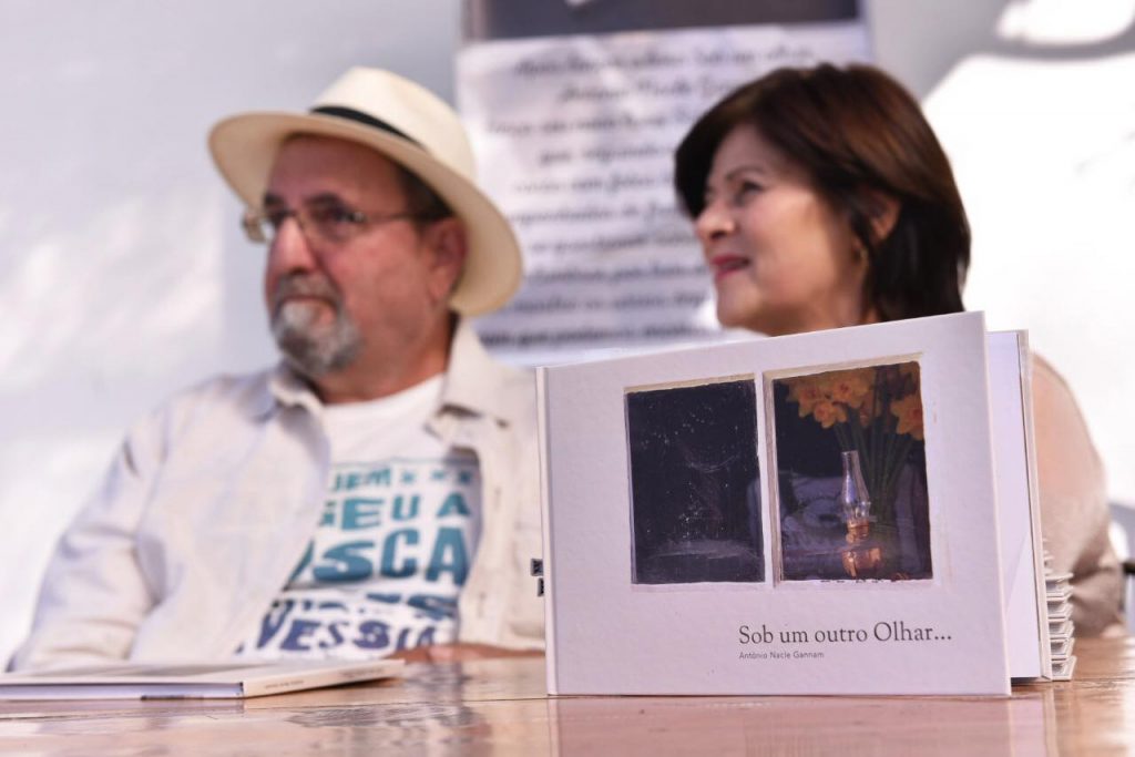 capa toninho “Quem escolheu a busca não pode recusar a travessia " esses versos embalaram Antônio Nacle Gannam no lançamento de seu livro