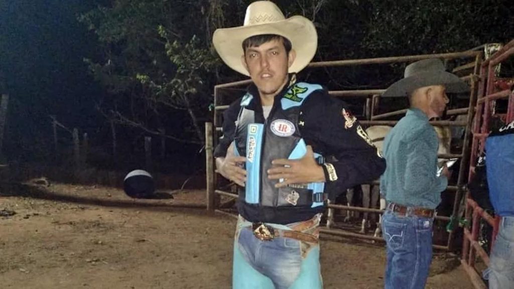 peao morrre Peão morre pisoteado em Rodeio em Passa Quatro
