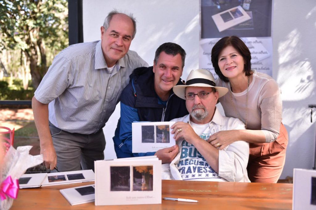 toninho amigos “Quem escolheu a busca não pode recusar a travessia " esses versos embalaram Antônio Nacle Gannam no lançamento de seu livro