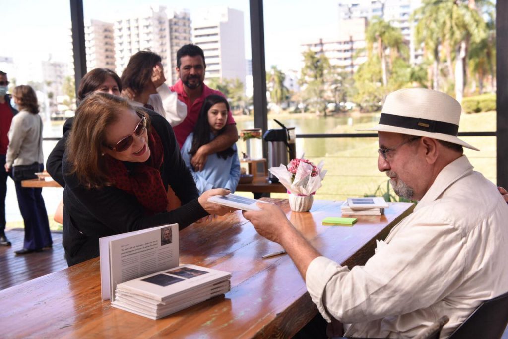 toninho e heloisa “Quem escolheu a busca não pode recusar a travessia " esses versos embalaram Antônio Nacle Gannam no lançamento de seu livro