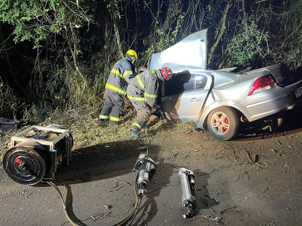 ac 2 Acidente entre carro e caminhão deixa 1 morto em Carmo de Minas