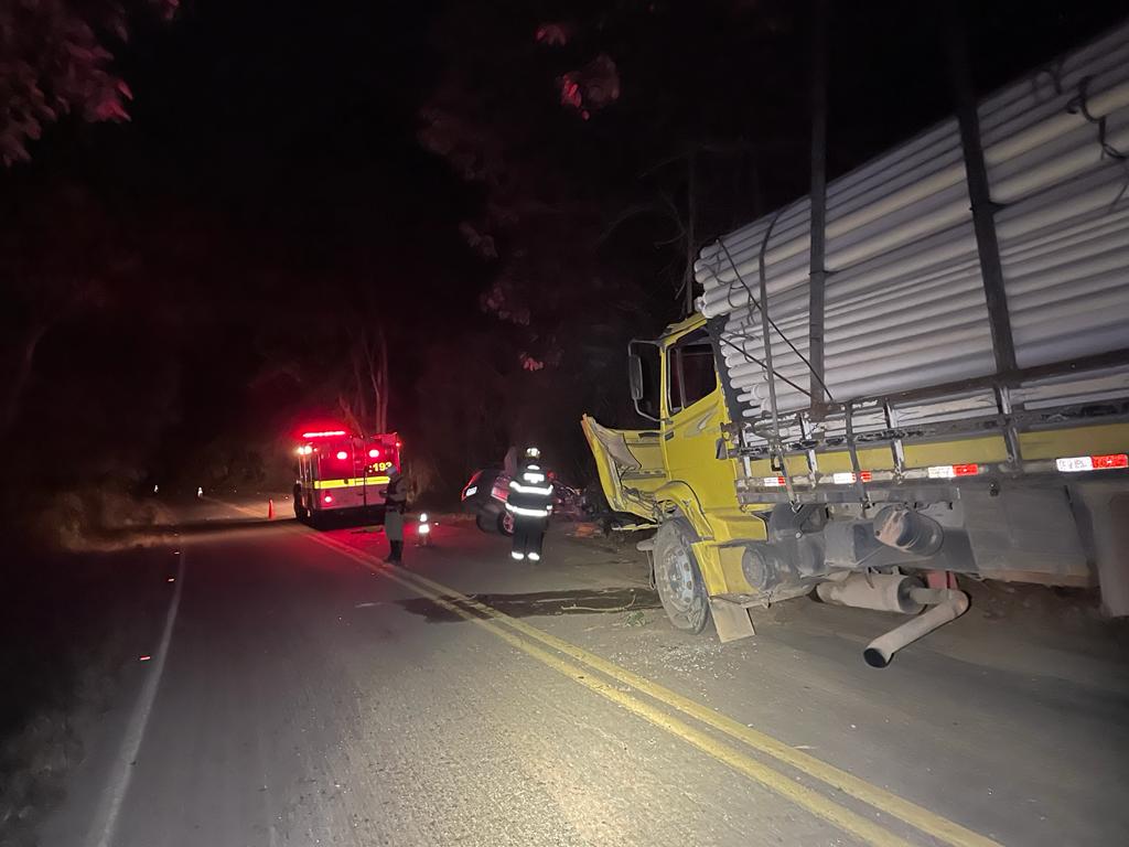 ac 4 Acidente entre carro e caminhão deixa 1 morto em Carmo de Minas