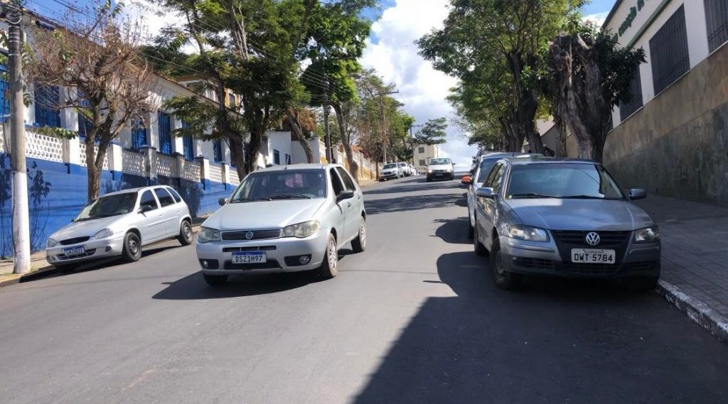 faixa correto Ruas asfaltadas precisam de pintura de faixas urgente