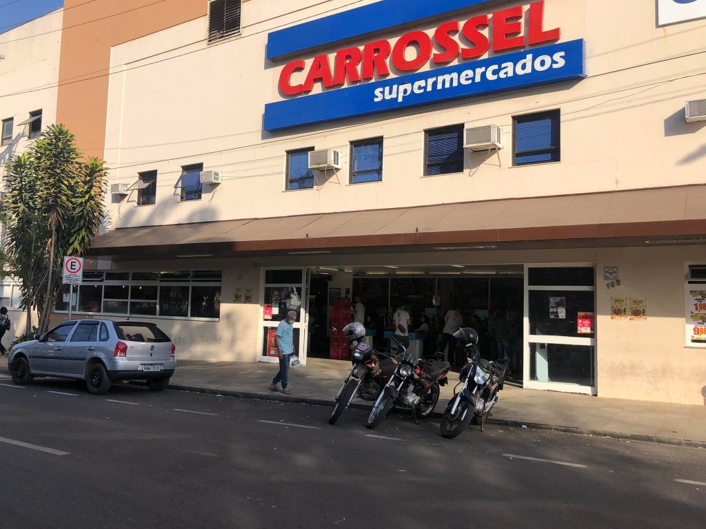 motos carr Motos param em vagas de carros em SL