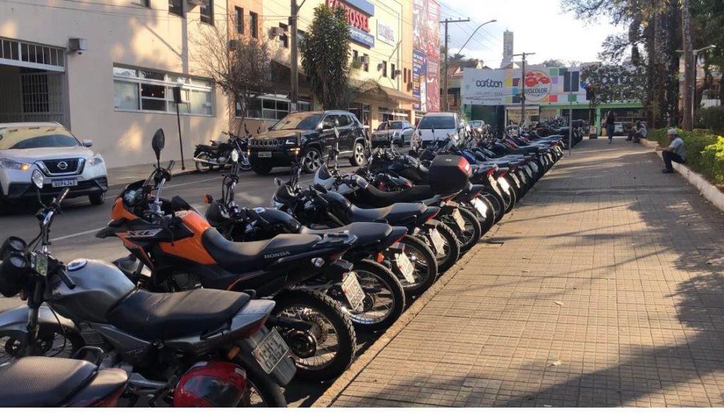 motos carros Motos param em vagas de carros em SL
