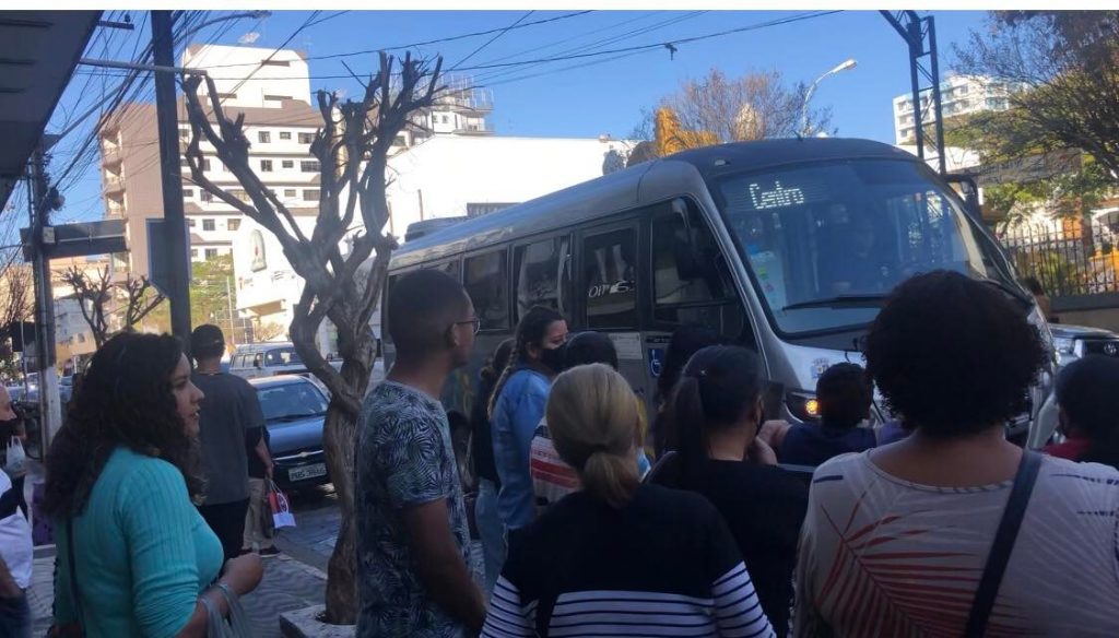 onibus ponto Já está circulando pela cidade a linha 4 do ônibus de transporte público gratuito.
