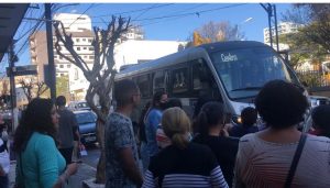 onibus ponto Câmara aprova garantia de livre acesso de adolescentes ao transporte público municipal