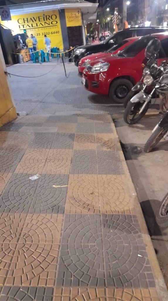 Carros estacionam no passeio em SL na Federal e no Ramon 1 passeio 1 Carros estacionam no passeio em SL na Federal e no Ramon