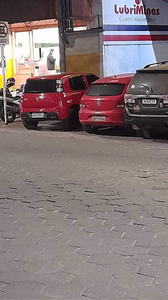 Carros estacionam no passeio em SL na Federal e no Ramon 2 passeio 3 Carros estacionam no passeio em SL na Federal e no Ramon