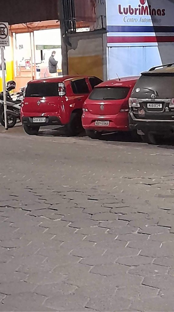 passeio 3 Carros estacionam no passeio em SL na Federal e no Ramon