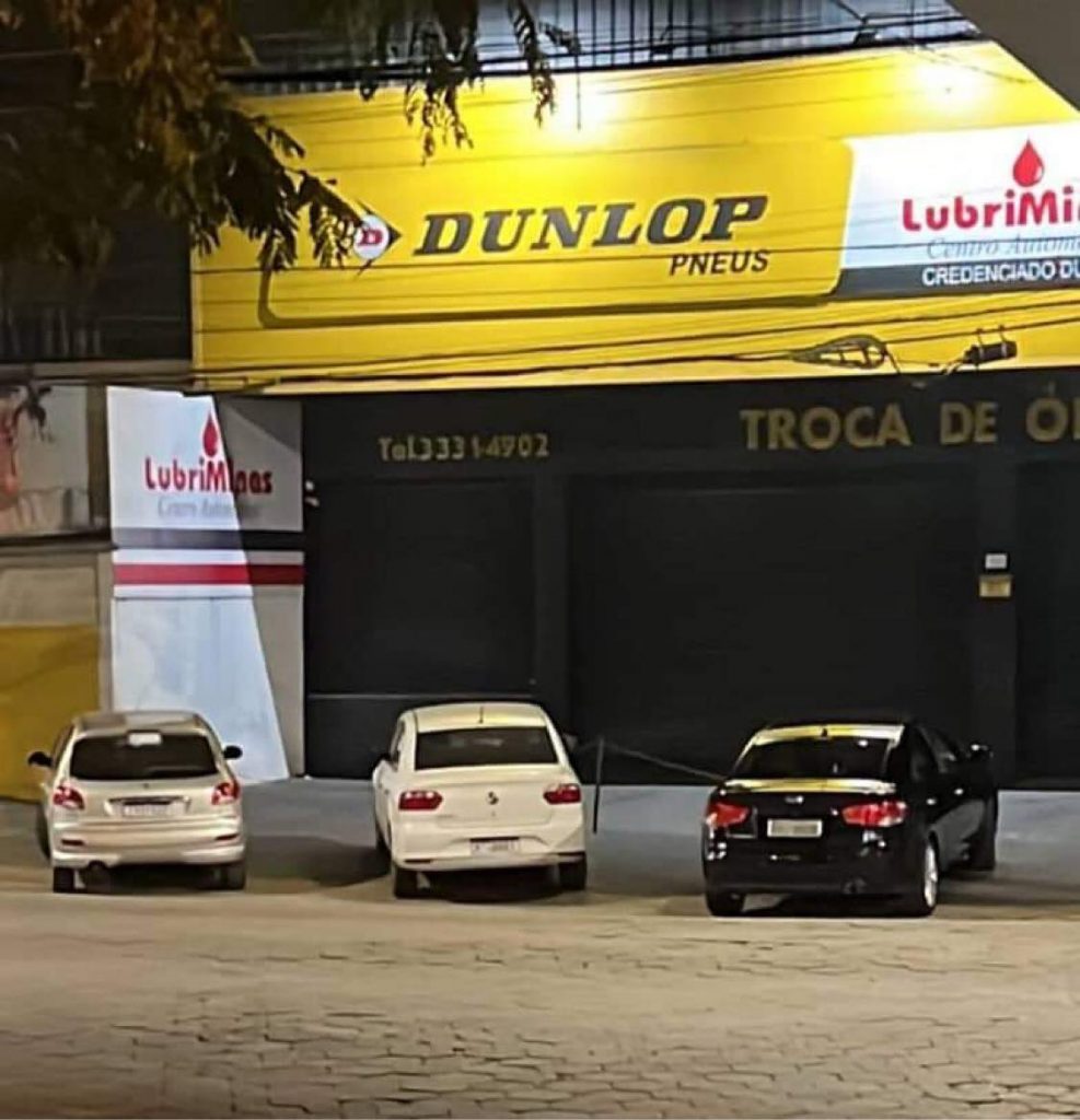 passeio capa Carros estacionam no passeio em SL na Federal e no Ramon