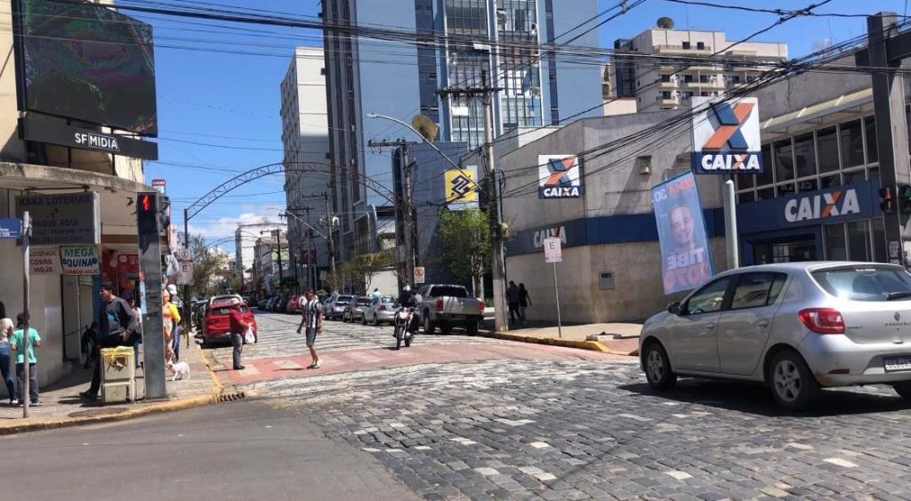 faixa Pedestres têm que respeitar faixa e semáforo!