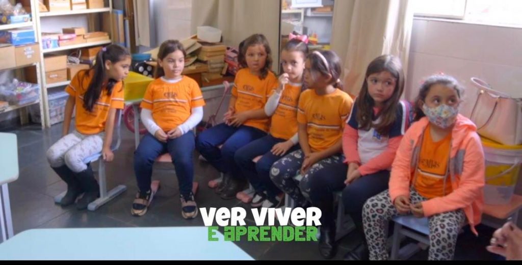 ver Estudantes fazem testes de visão em SL