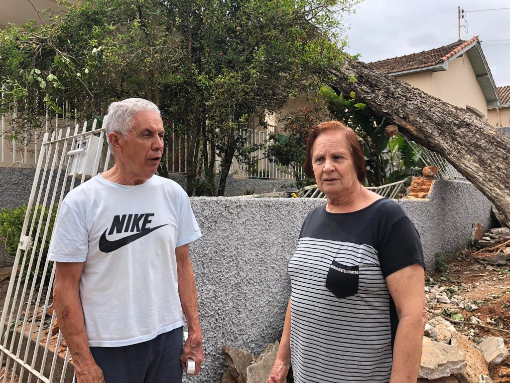 arvores vento Proprietários da casa atingida pela árvore contam susto e os prejuízos!