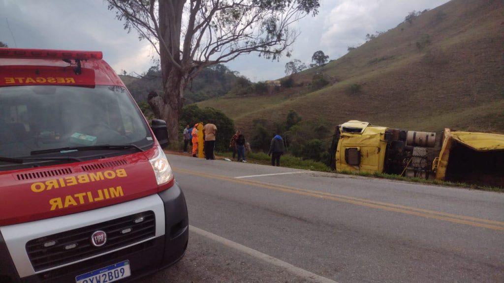 exterco 1 Carreta capota entre São Lourenço x Pouso Alto