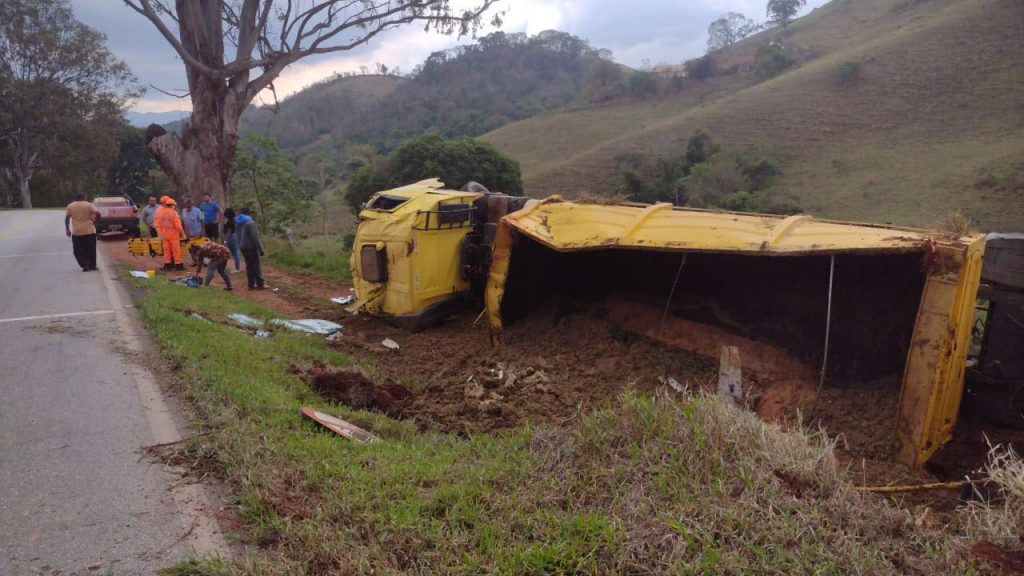 exterco capa Carreta capota entre São Lourenço x Pouso Alto