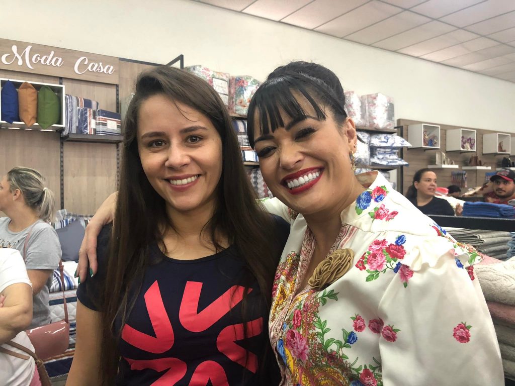 vf 3 Milene Pavorô e Xaropinho reinauguram Varejão das Fábricas em SL