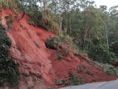 barreira Queda de barreira fecha parcialmente a Serra de Piquete