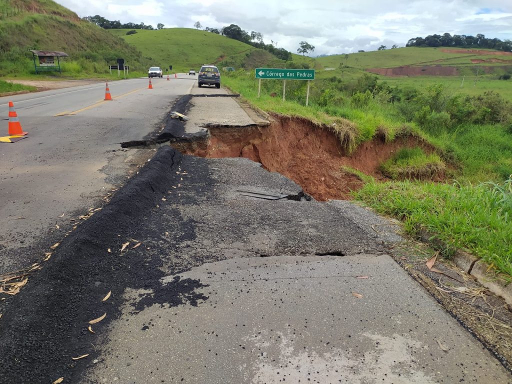 congonhal Erosão na BR-459 poderá bloquear estrada entre Pouso Alegre e Poços