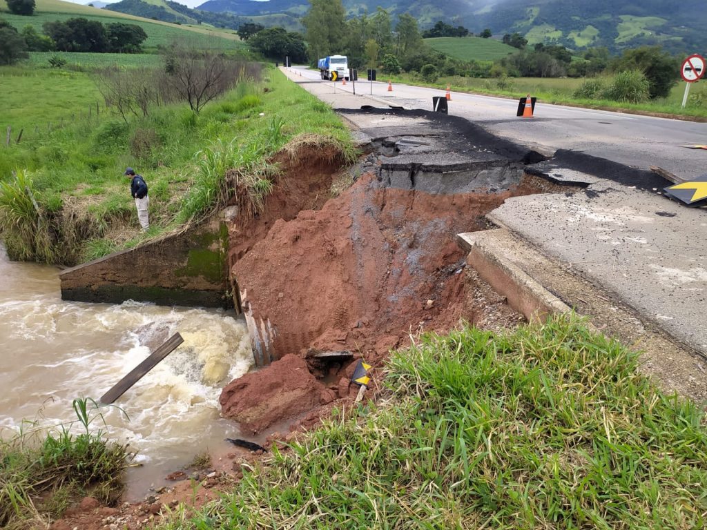 congonhal 2 Erosão na BR-459 poderá bloquear estrada entre Pouso Alegre e Poços