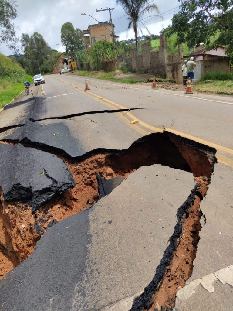 estrada 1 BR 460 na entrada de Carmo de Minas está interditada para Veiculos pesados, ônibus e caminhões!