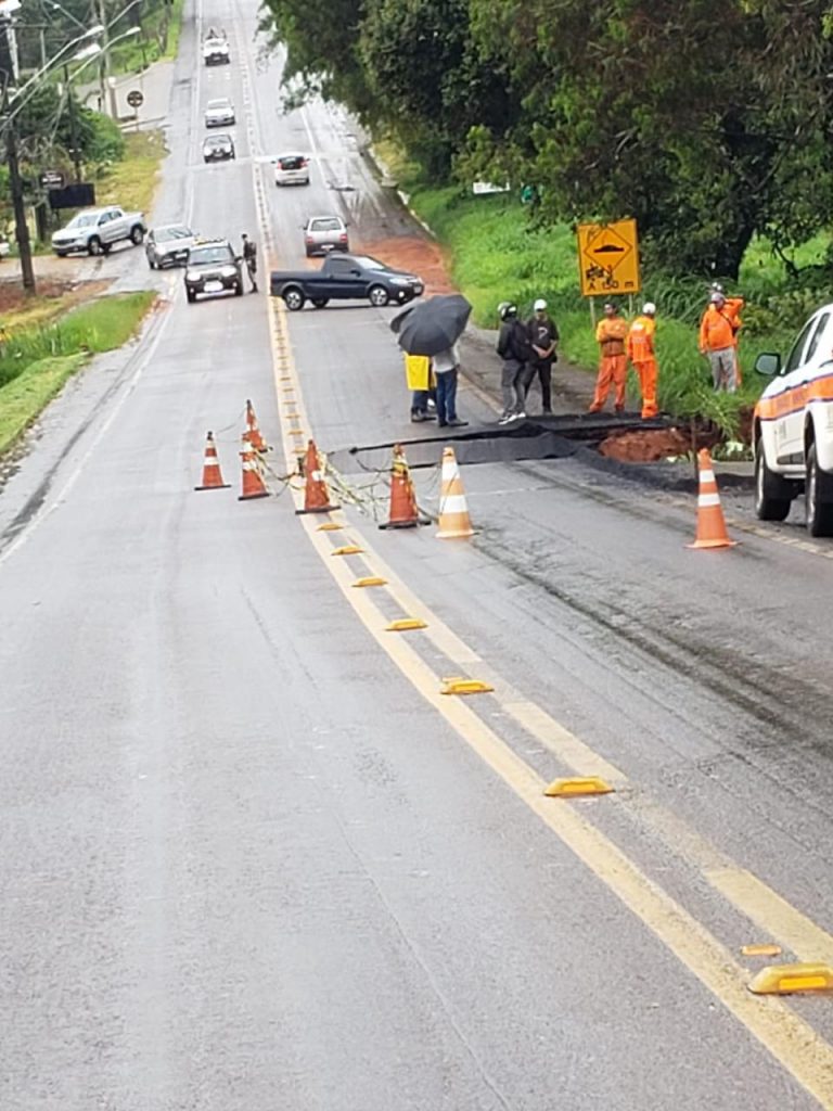 estrada 2 BR 460 na entrada de Carmo de Minas está interditada para Veiculos pesados, ônibus e caminhões!