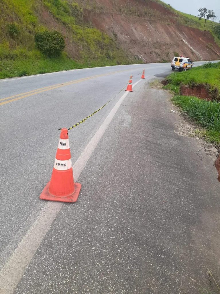 estrada 3 BR 460 na entrada de Carmo de Minas está interditada para Veiculos pesados, ônibus e caminhões!