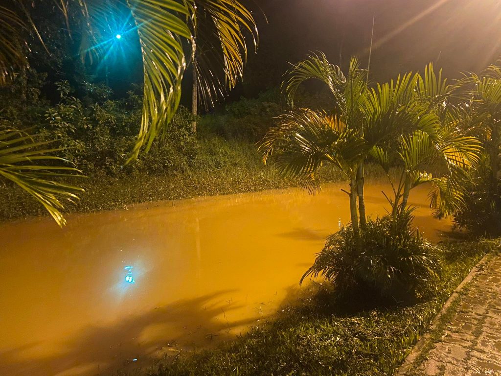 lago solar Rua de entrada do Bairro Solar dos Lagos ficou inundada