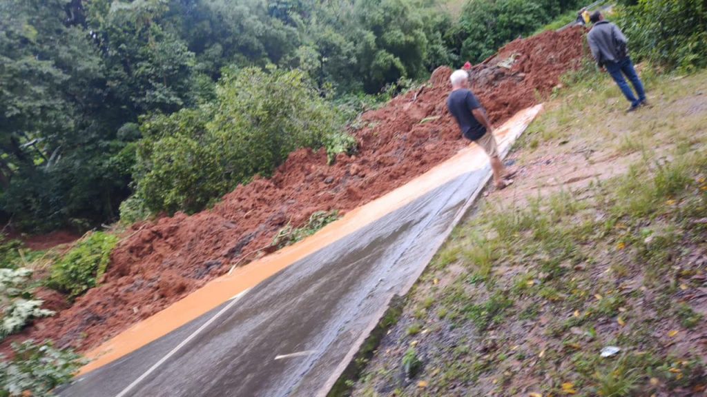 BR 459 está com trecho totalmente fechado 1 pista 1 BR 459 está com trecho totalmente fechado