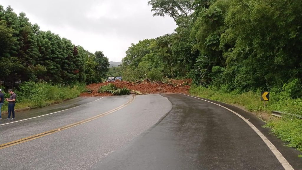 pista 2 BR 459 está com trecho totalmente fechado